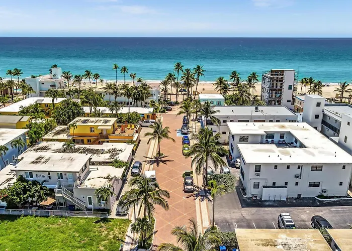 Beachfront & Pool Access Unit W 2 Queen Beds