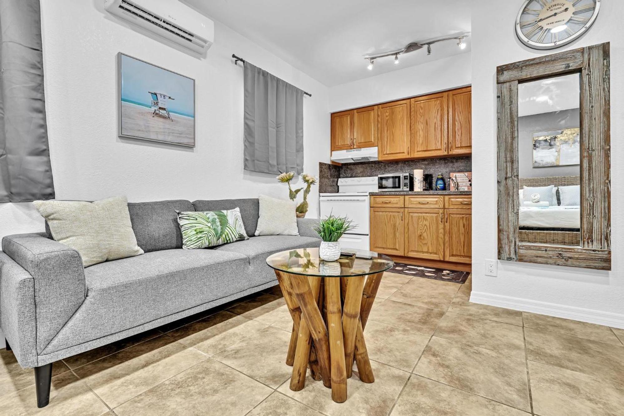 Beachfront & Pool Access Unit W 2 Queen Beds Apartment Hollywood