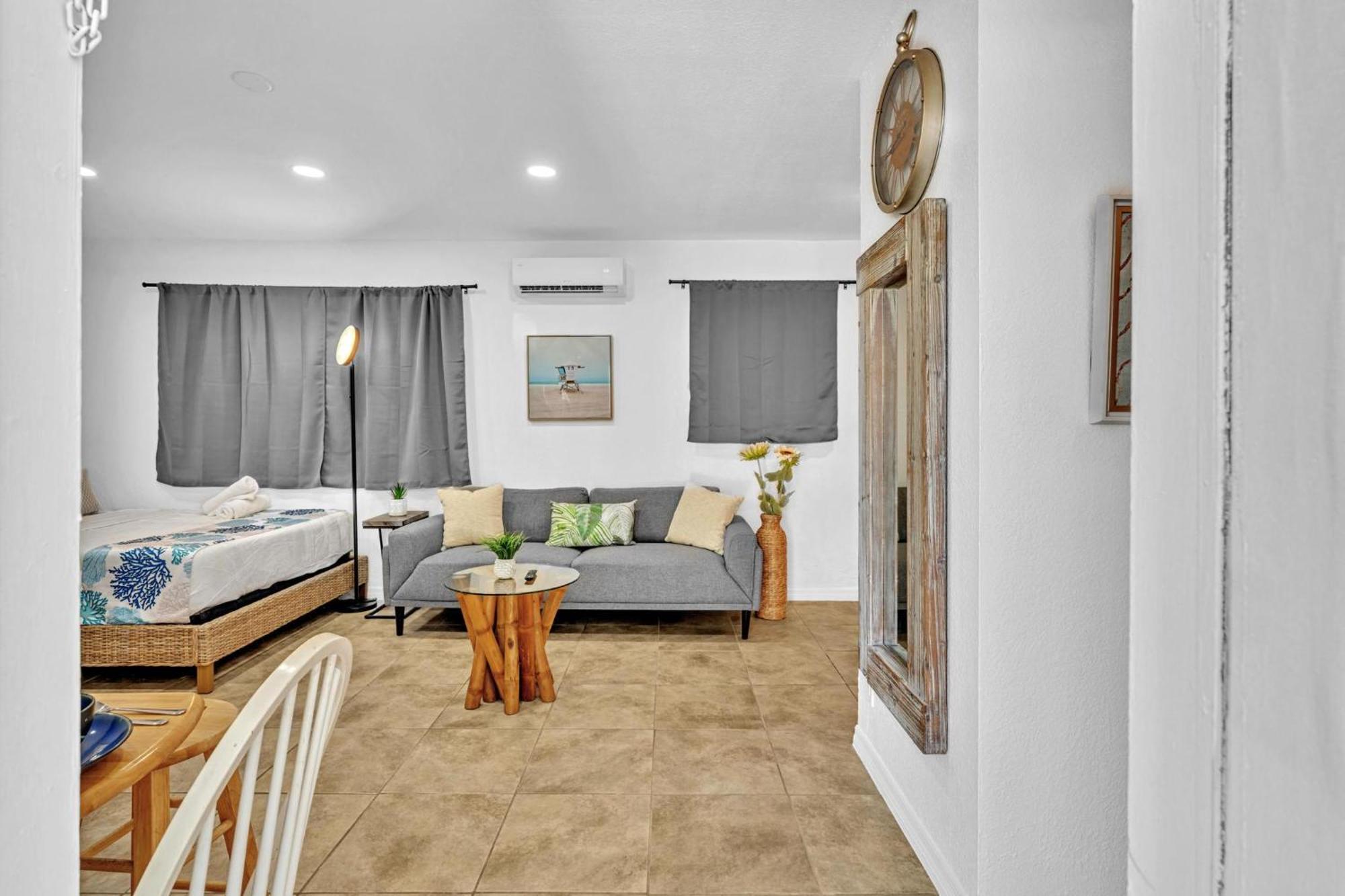 Beachfront & Pool Access Unit W 2 Queen Beds *