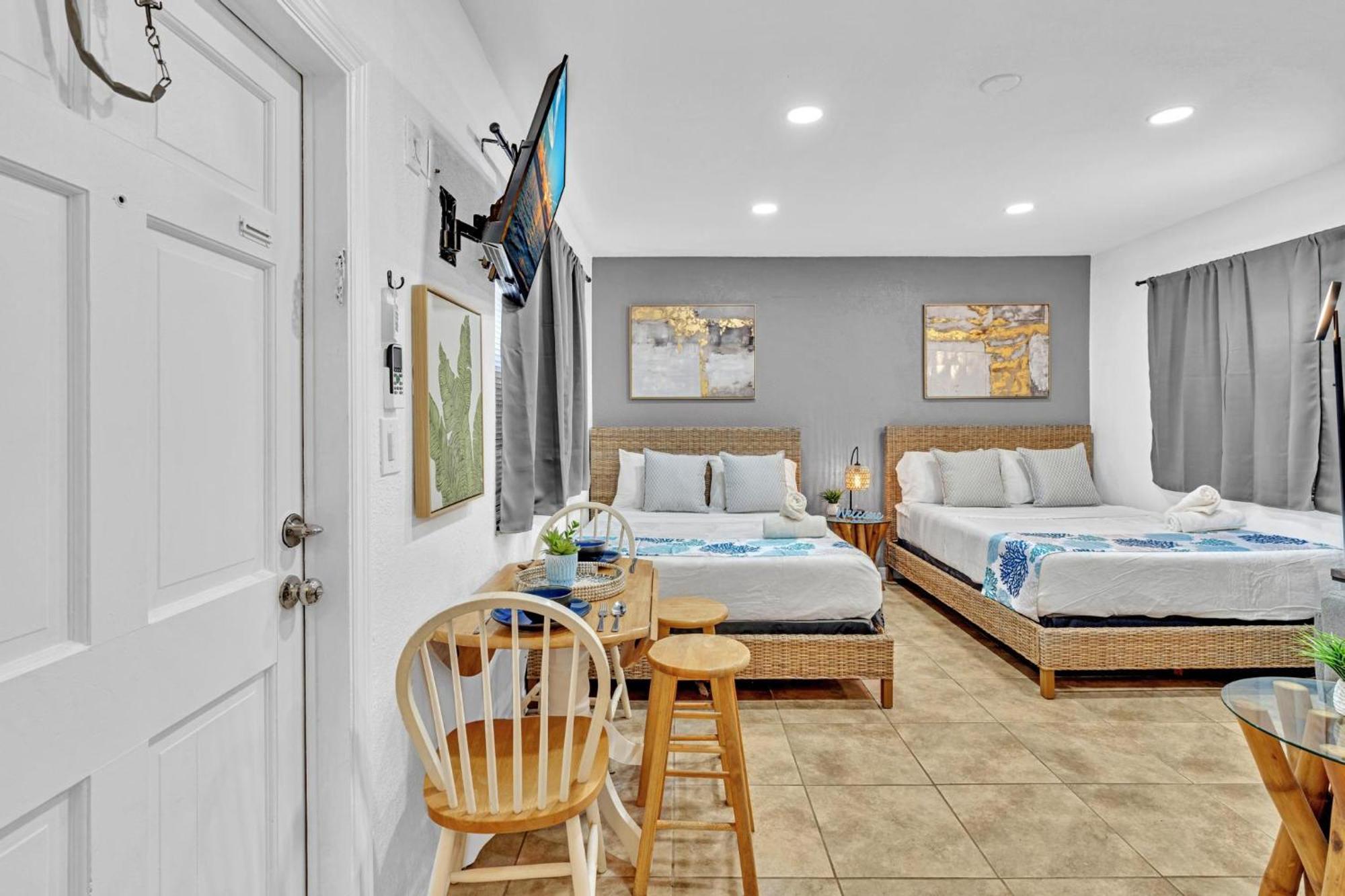 Beachfront & Pool Access Unit W 2 Queen Beds Apartment *