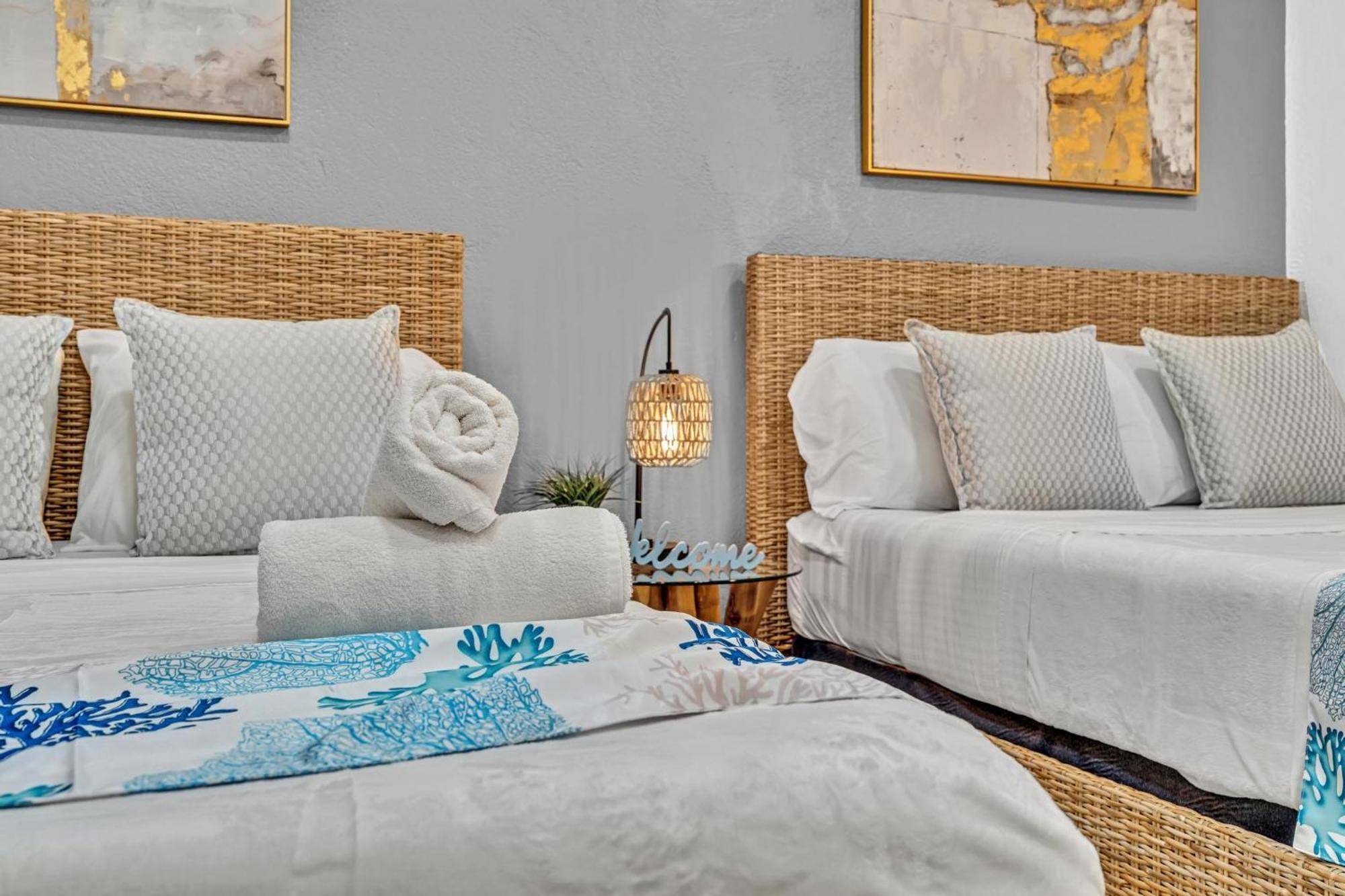 Beachfront & Pool Access Unit W 2 Queen Beds Apartment Hollywood