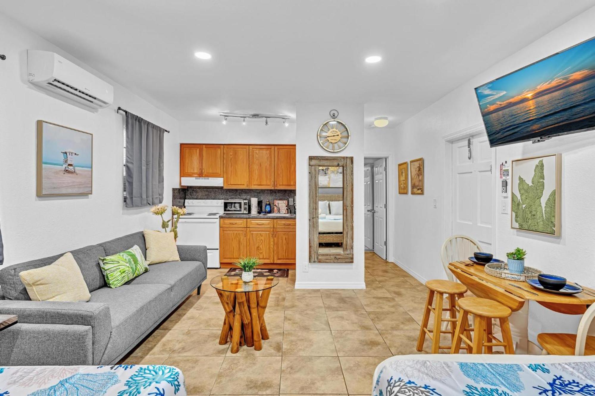 Beachfront & Pool Access Unit W 2 Queen Beds Apartment *