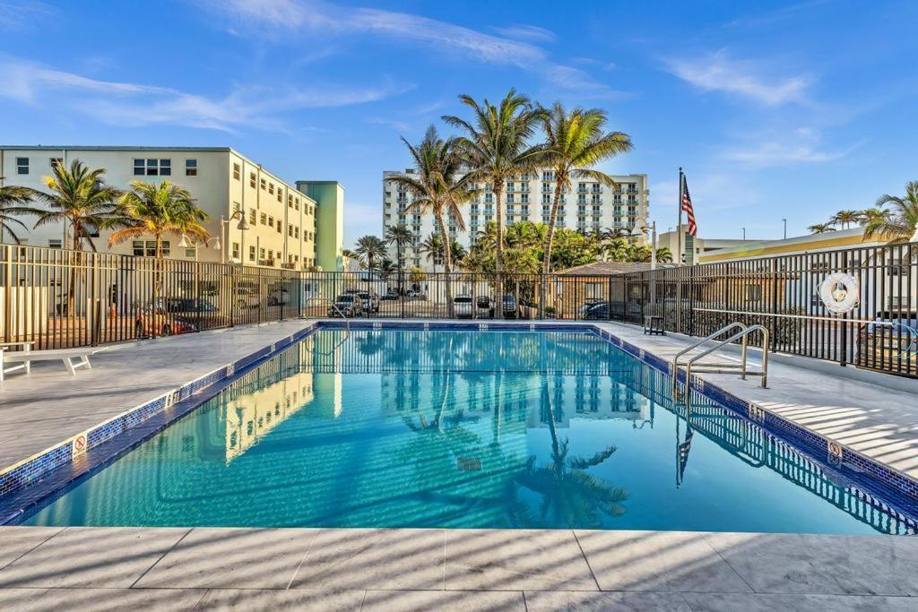Beachfront & Pool Access Unit W 2 Queen Beds Apartment Hollywood