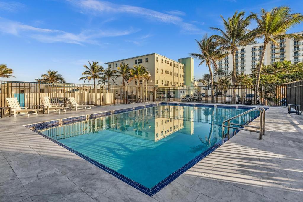 Beachfront & Pool Access Unit W 2 Queen Beds Apartment Hollywood